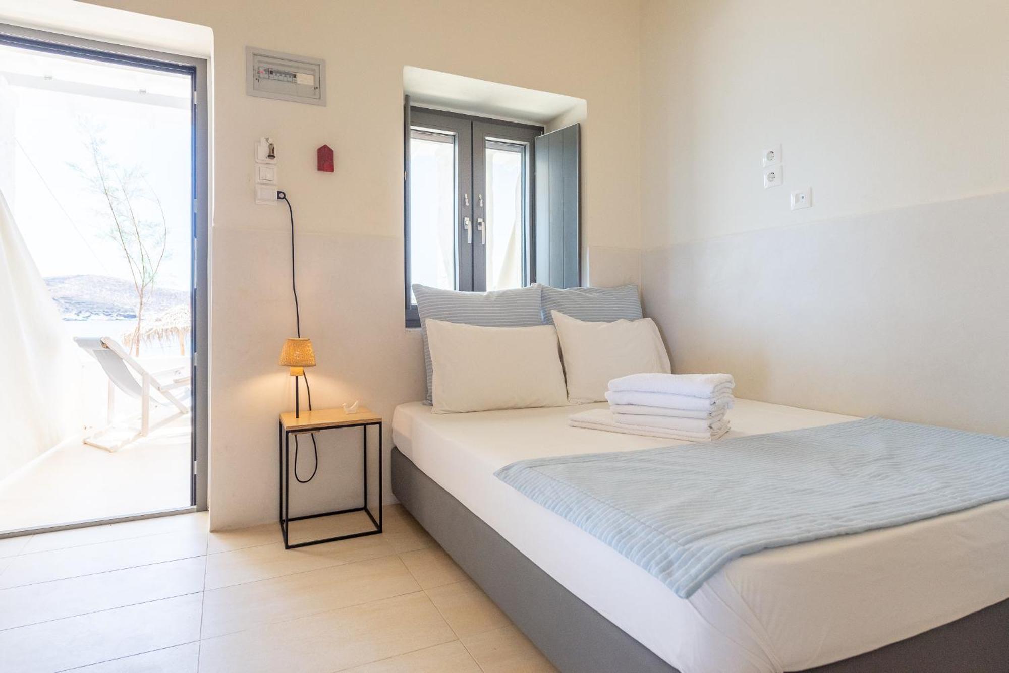 Emily Hotel Vari  Bagian luar foto