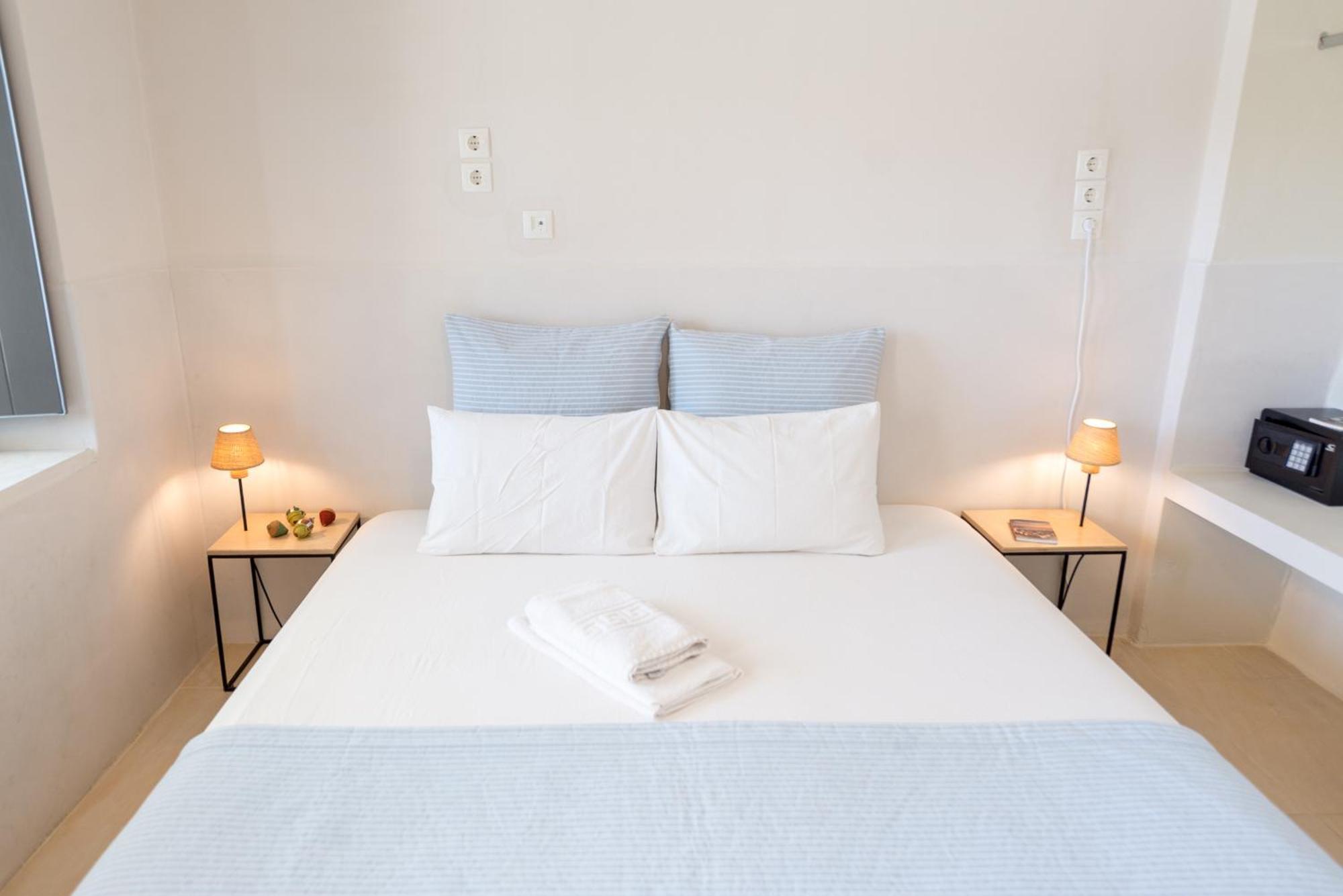 Emily Hotel Vari  Bagian luar foto