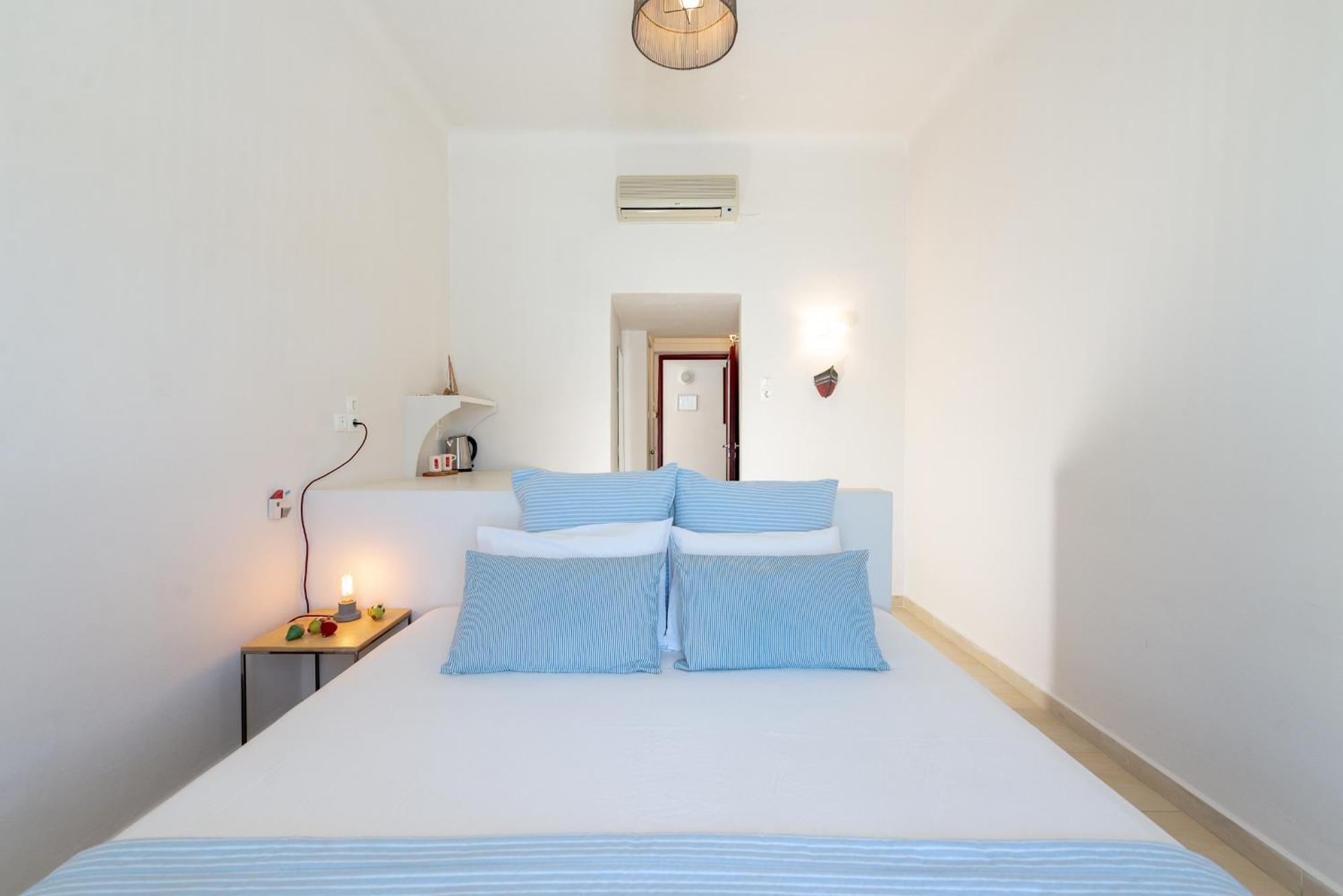 Emily Hotel Vari  Bagian luar foto